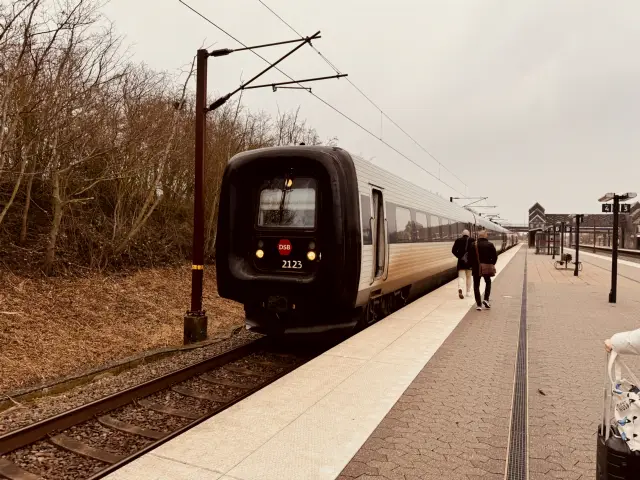 Billede af DSB ER 2023 fotograferet ud for Korsør Station.