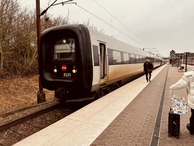 Billede af DSB ER 2023 fotograferet ud for Korsør Station.