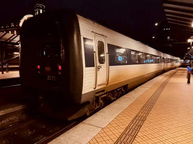 Billede af DSB ER 2023 fotograferet ud for København Hovedbanegård.