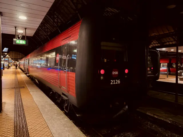 Billede af DSB ER 2026 fotograferet ud for København Hovedbanegård.