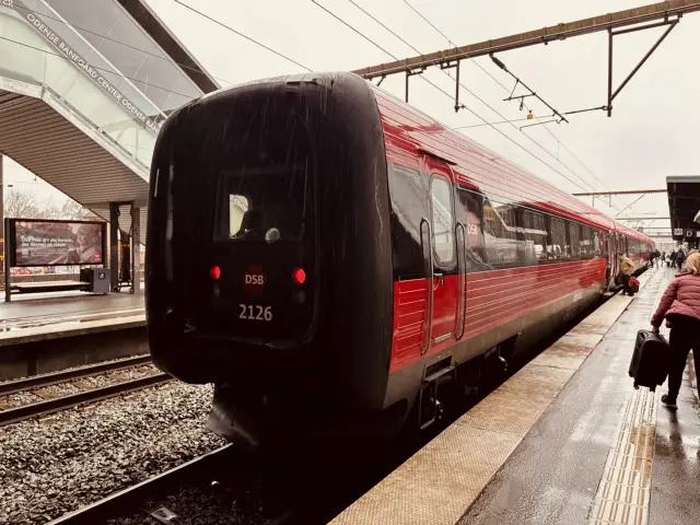 Billede af DSB ER 2026 fotograferet ud for Odense Banegård Center.