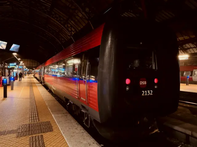 Billede af DSB ER 2032 fotograferet ud for København Hovedbanegård.