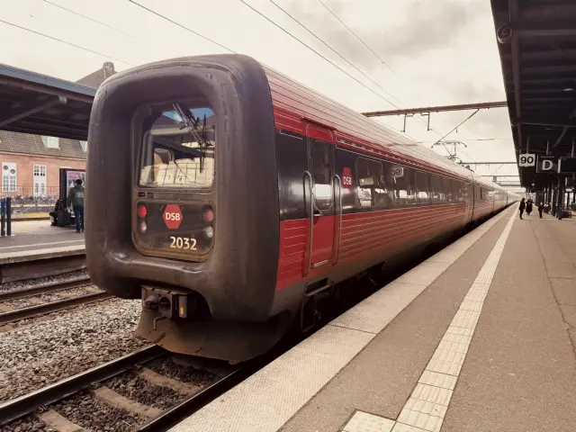 Billede af DSB ER 2032 fotograferet ud for Odense Banegård Center.