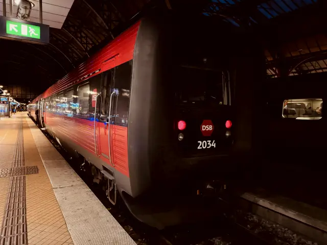 Billede af DSB ER 2034 fotograferet ud for København Hovedbanegård.