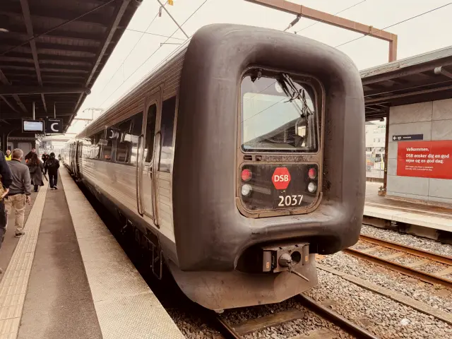 Billede af DSB ER 2037 fotograferet ud for Odense Banegård Center.