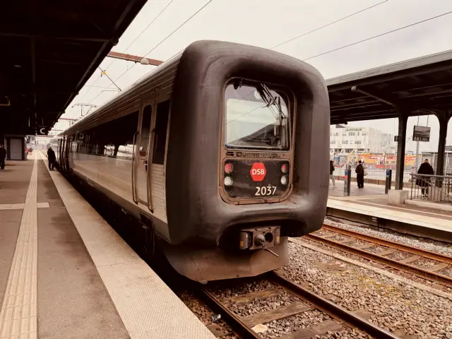 Billede af DSB ER 2037 fotograferet ud for Odense Banegård Center.