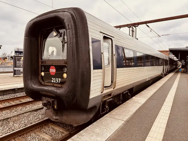 Billede af DSB ER 2037 fotograferet ud for Odense Banegård Center.
