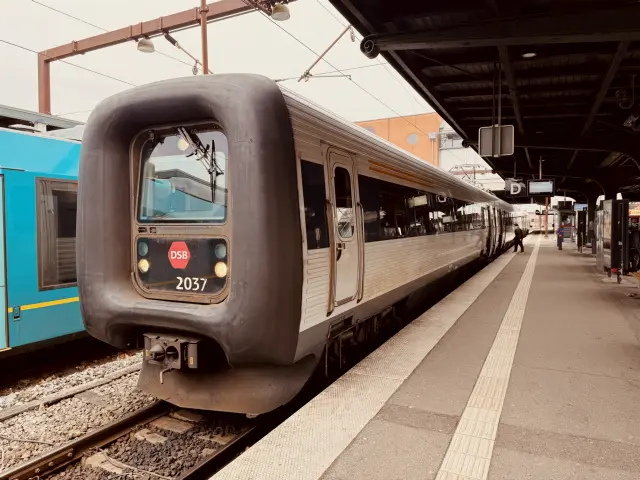 Billede af DSB ER 2037 fotograferet ud for Odense Banegård Center.