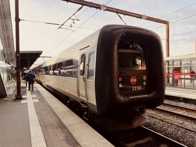 Billede af DSB ER 2038 fotograferet ud for Odense Banegård Center.
