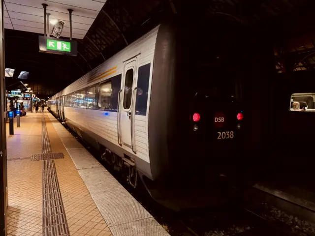 Billede af DSB ER 2038 fotograferet ud for Odense Banegård Center.