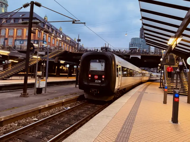 Billede af DSB ER 2039 fotograferet ud for København Hovedbanegård.