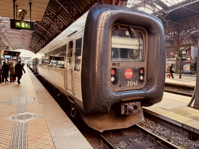 Billede af DSB ER 2041 fotograferet ud for København Hovedbanegård.