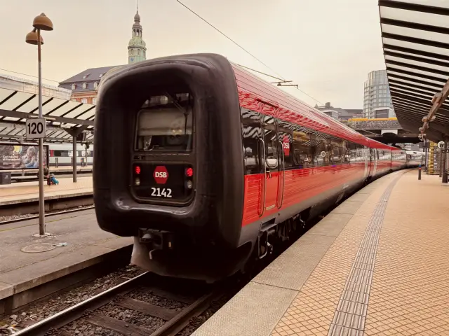 Billede af DSB ER 2042 fotograferet ud for København Hovedbanegård.