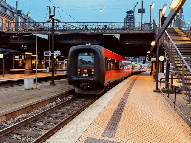 Billede af DSB ER 2042 fotograferet ud for København Hovedbanegård.