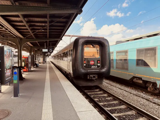 Billede af DSB ER 2043 fotograferet ud for Odense Banegård Center.