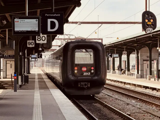 Billede af DSB ER 2043 fotograferet ud for Odense Banegård Center.