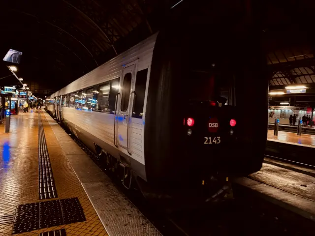 Billede af DSB ER 2043 fotograferet ud for København Hovedbanegård.