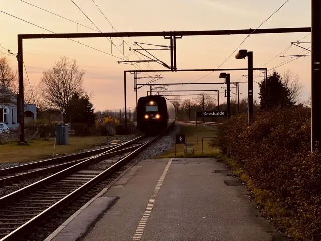 Billede af DSB ER 2037 fotograferet ud for Kavslunde Station.