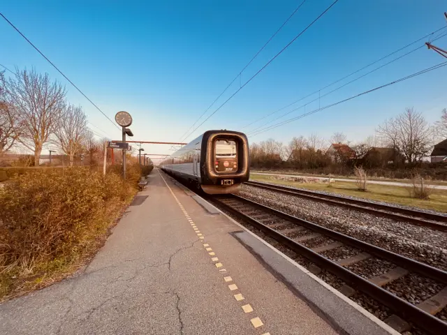 Billede af DSB ER 2037 fotograferet ud for Kavslunde Station.