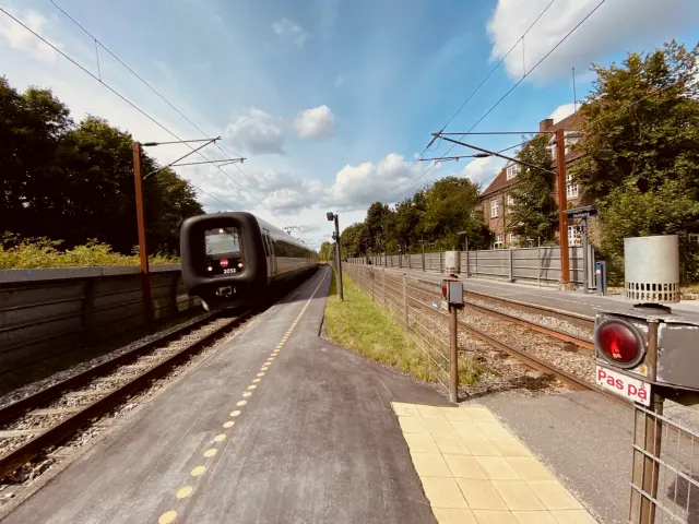 Billede af DSB ER 2032 fotograferet ud for Skalbjerg Station.