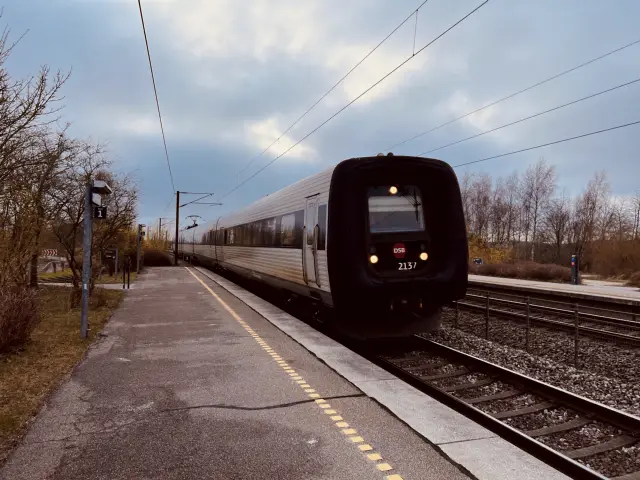 Billede af DSB ER 2037 fotograferet ud for Holmstrup Station.