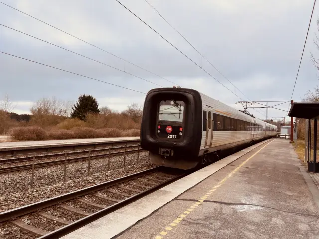 Billede af DSB ER 2037 fotograferet ud for Holmstrup Station.