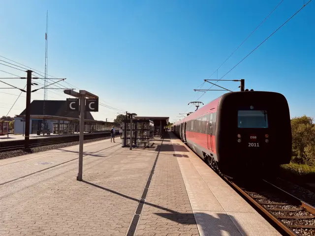 Billede af DSB ER 2011 fotograferet ud for Nyborg Station.