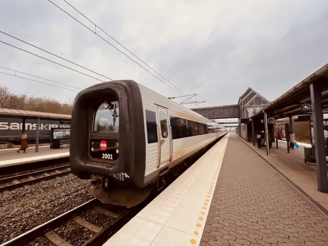 Billede af DSB ER 2001 fotograferet ud for Korsør Station.