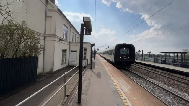 Billede af DSB ER 2031 fotograferet ud for Viby Sjælland Station.