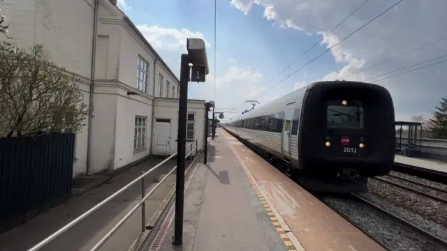Billede af DSB ER 2031 fotograferet ud for Viby Sjælland Station.