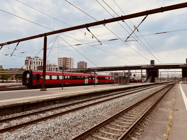 Billede af DSB ER 2020 fotograferet ud for Odense Banegård Center.