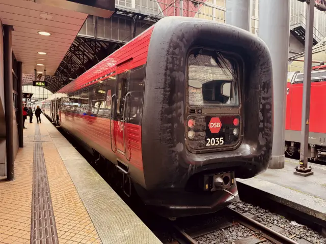 Billede af DSB ER 2035 fotograferet ud for København Hovedbanegård.