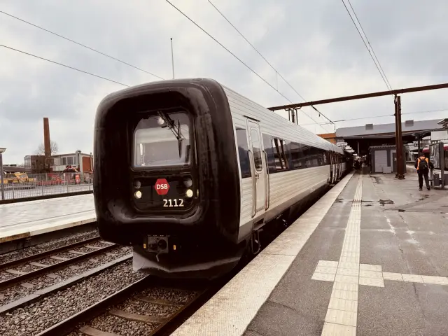 Billede af DSB ER 2012 fotograferet ud for Odense Banegård Center.