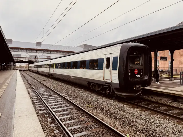Billede af DSB ER 2040 fotograferet ud for Odense Banegård Center.