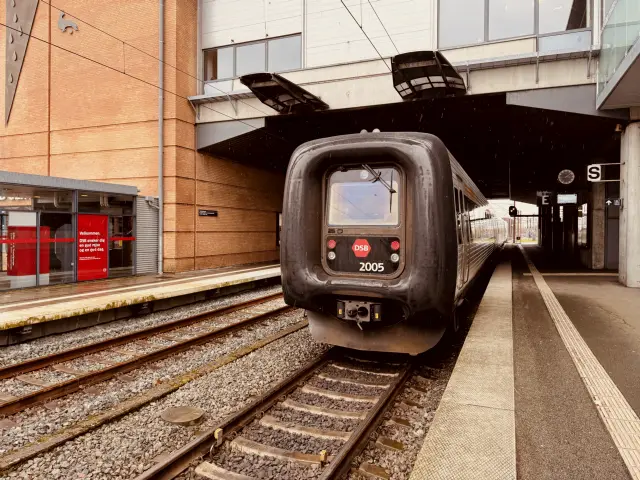 Billede af DSB ER 2005 fotograferet ud for Odense Banegård Center.