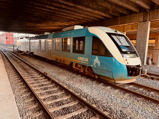 Billede af ARRIVA AR 1002 fotograferet ud for Odense Banegård Center.