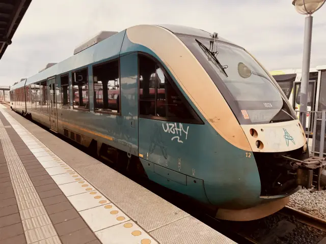Billede af ARRIVA AR 1012 fotograferet ud for Odense Banegård Center.