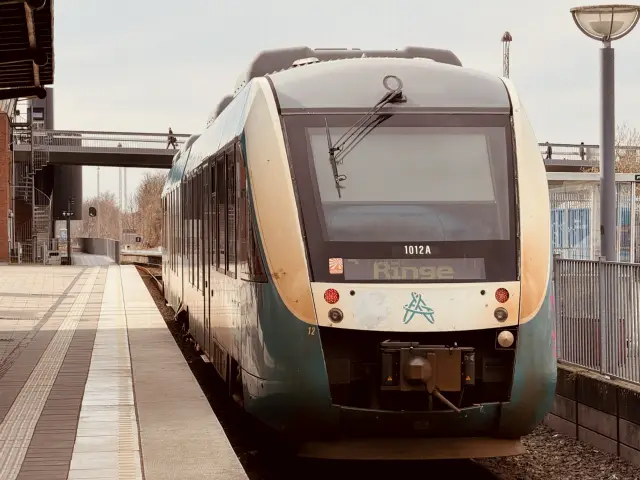 Billede af ARRIVA AR 1012 fotograferet ud for Odense Banegård Center.