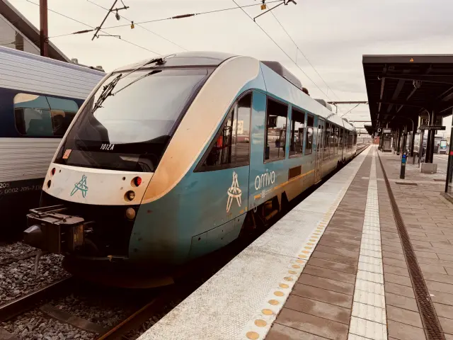 Billede af ARRIVA AR 1012 fotograferet ud for Odense Banegård Center.