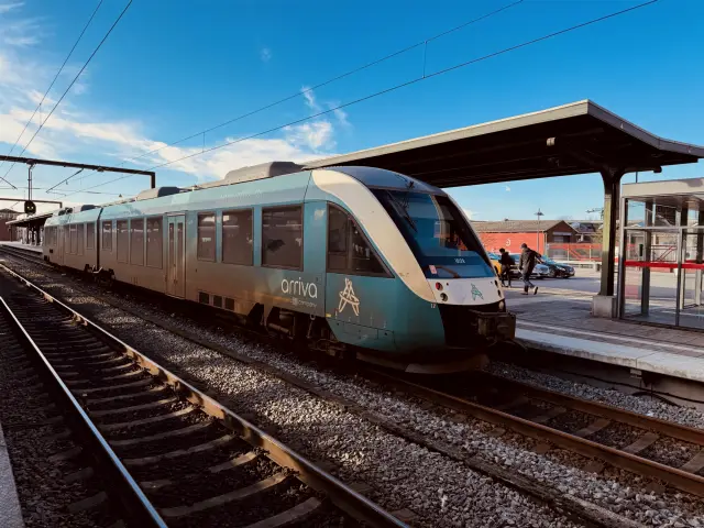 Billede af ARRIVA AR 1012 fotograferet ud for Odense Banegård Center.