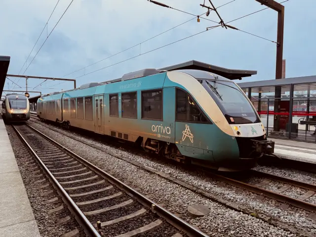 Billede af ARRIVA AR 1012 fotograferet ud for Odense Banegård Center.