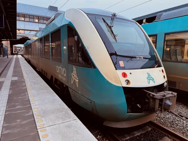Billede af ARRIVA AR 1012 fotograferet ud for Odense Banegård Center.