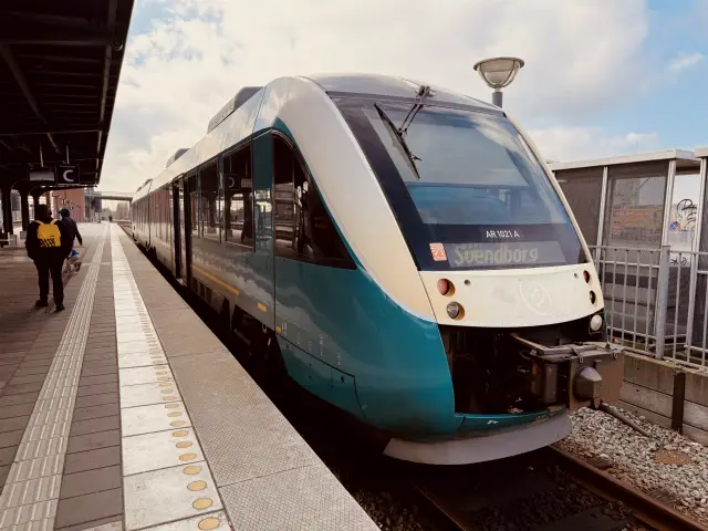 Billede af ARRIVA AR 1021 fotograferet ud for Odense Banegård Center.