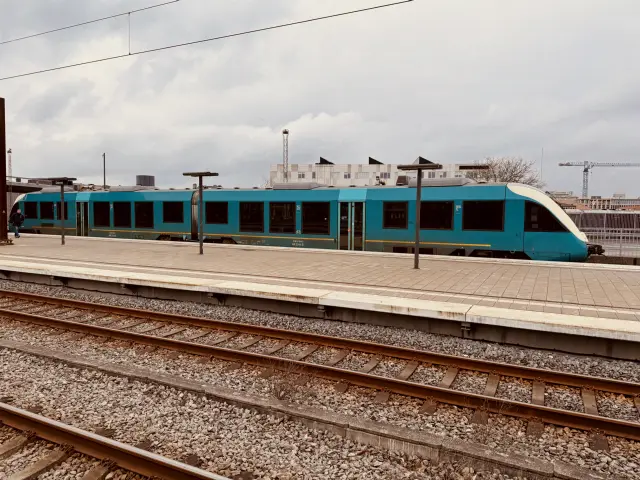Billede af ARRIVA AR 2044 fotograferet ud for Odense Banegård Center.