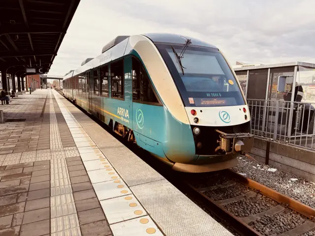 Billede af ARRIVA AR 2044 fotograferet ud for Odense Banegård Center.