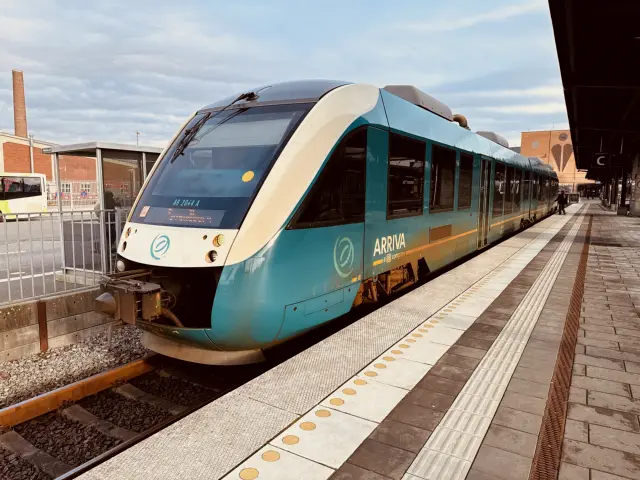 Billede af ARRIVA AR 2044 fotograferet ud for Odense Banegård Center.