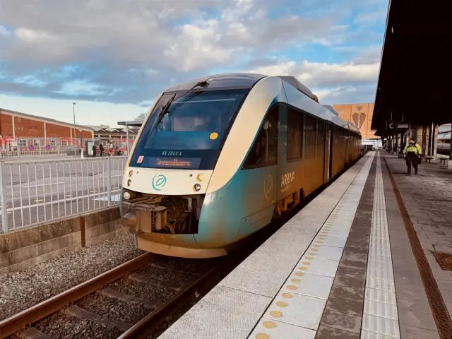 Billede af ARRIVA AR 2044 fotograferet ud for Odense Banegård Center.
