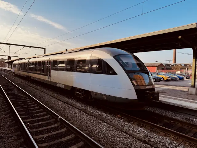 Billede af ARRIVA AR 4083, tidligere DSB MQ 4123-4923 fotograferet ud for Odense Banegård Center.