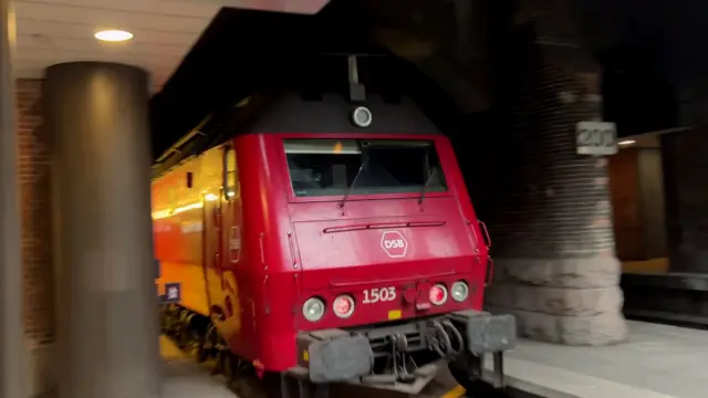 Billede af DSB ME 1503 fotograferet ud for København Hovedbanegård.