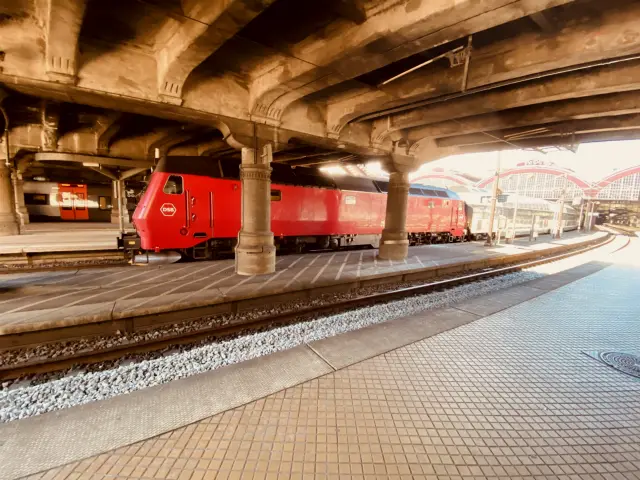 Billede af DSB ME 1504 fotograferet ud for København Hovedbanegård.